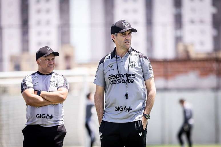 L&eacute;o Cond&eacute; no comando do treino da equipe cearense &ndash;