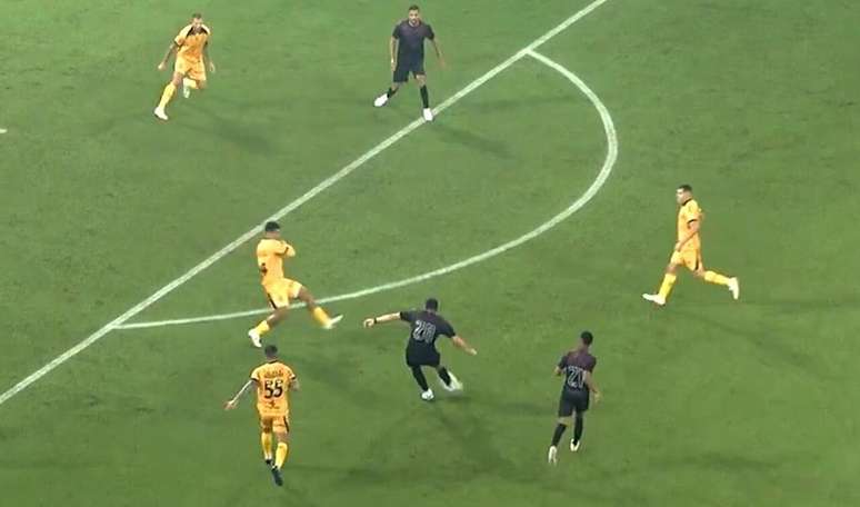 Julimar takes a risk from outside the area and scores a sensational goal, opening the scoring for Atletico-PR against Amazonas. Julimar takes a risk from outside the area and scores a sensational goal, opening the scoring for Atletico-PR against Amazonas.