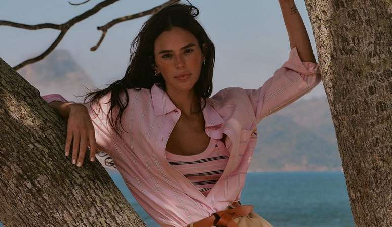 Bruna Marquezine poses with pieces priced between R.99 and R9.99 Bruna Marquezine poses with pieces priced between R.99 and R9.99