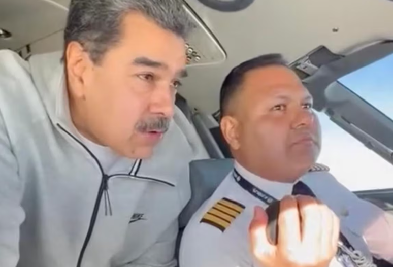 Nesta imagem feita a partir de um v&iacute;deo postado na conta do Facebook do ditador venezuelano Nicol&aacute;s Maduro em 15 de dezembro de 2023, Maduro est&aacute; atr&aacute;s do piloto General Bitner Villegas na cabine de um avi&atilde;o