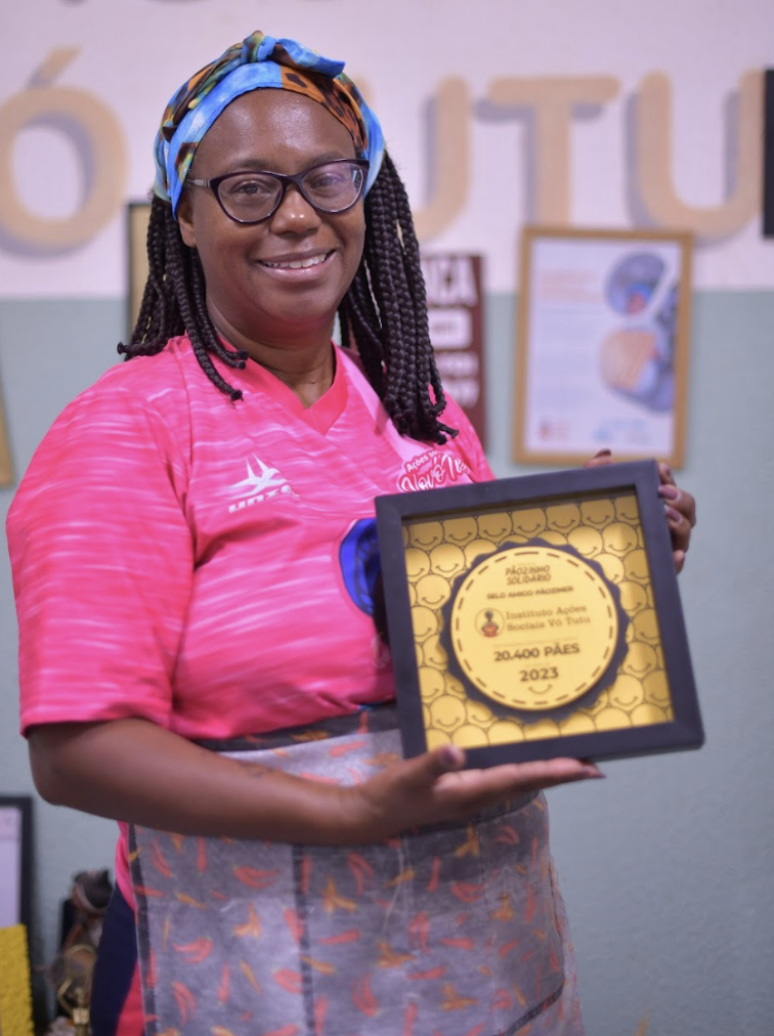 V&acirc;nia Cristina da Silva, 52 anos, assumiu a miss&atilde;o de continuar o legado solid&aacute;rio da m&atilde;e &agrave; frente do Instituto A&ccedil;&otilde;es Sociais V&oacute; Tutu 