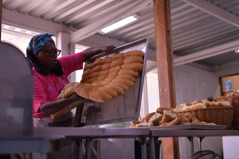 V&acirc;nia Cristina da Silva, 52 anos, assumiu a miss&atilde;o de continuar o legado solid&aacute;rio da m&atilde;e &agrave; frente do Instituto A&ccedil;&otilde;es Sociais V&oacute; Tutu 