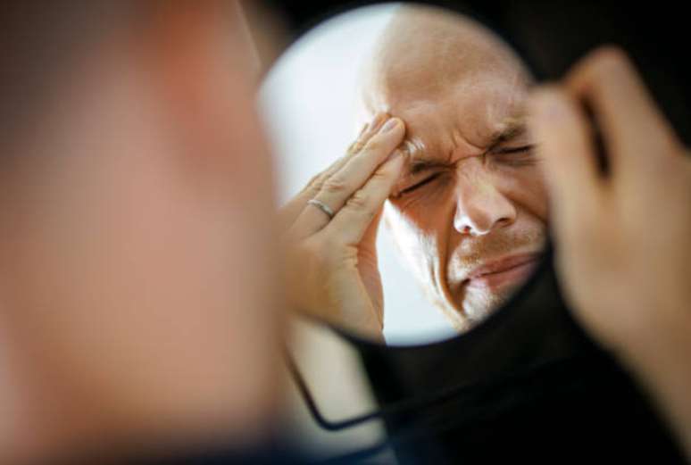 Luz intensa, cheiros fortes, estresse, jejum ou falta de sono podem ser gatilhos da enxaqueca. Identificar o que desencadeia as crises é o primeiro passo para controlar a dor