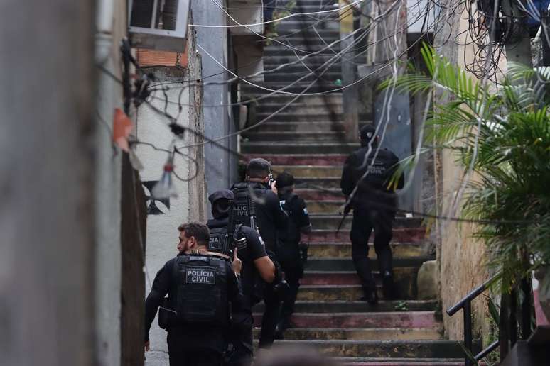 Opera&ccedil;&atilde;o contra o Comando Vermelho (CV) foi realizada pela Pol&iacute;cia Civil, mas Pol&iacute;cia Militar est&aacute; em prontid&atilde;o, ou est&aacute;gio 2.