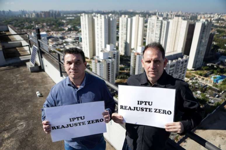 Membros da associa&ccedil;&atilde;o de moradores da Vila Leopoldina, Carlos Alexandre de Oliveira e Rodrigo Haenel (dir.) est&atilde;o &aacute; frente da mobiliza&ccedil;&atilde;o contra o reajuste do IPTU