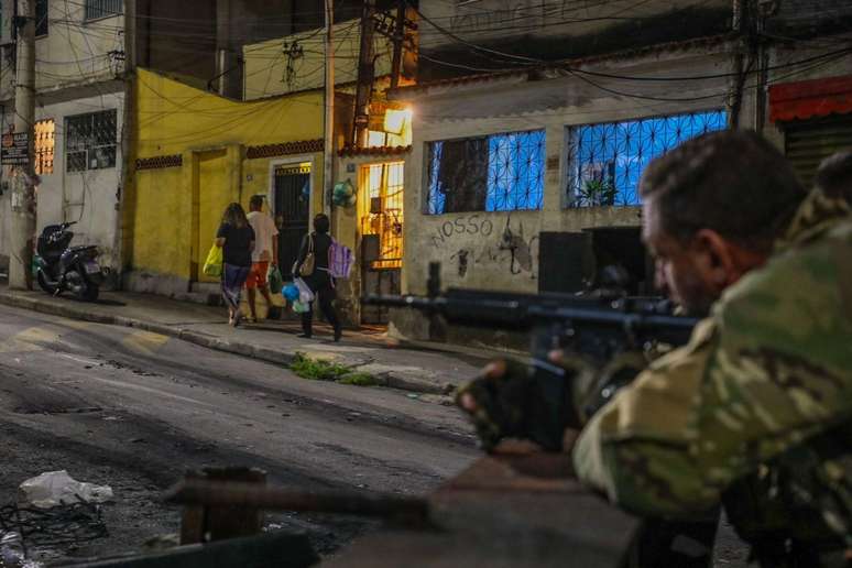 Entre os mortos, estão quatro policiais, segundo informações da Polícia Civil
