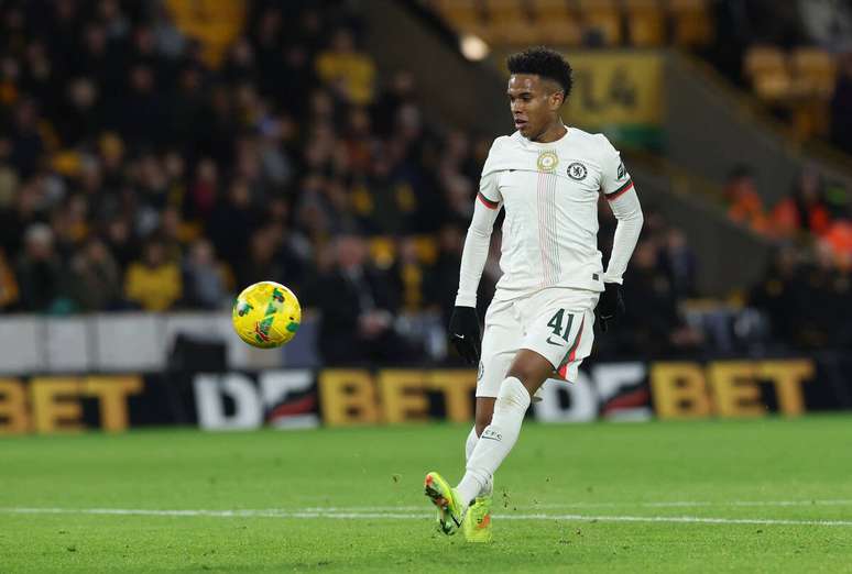 Est&ecirc;v&atilde;o deixou o dele na emocionante vit&oacute;ria do Chelsea por 4&nbsp; 3 sobre o Wolves &ndash;