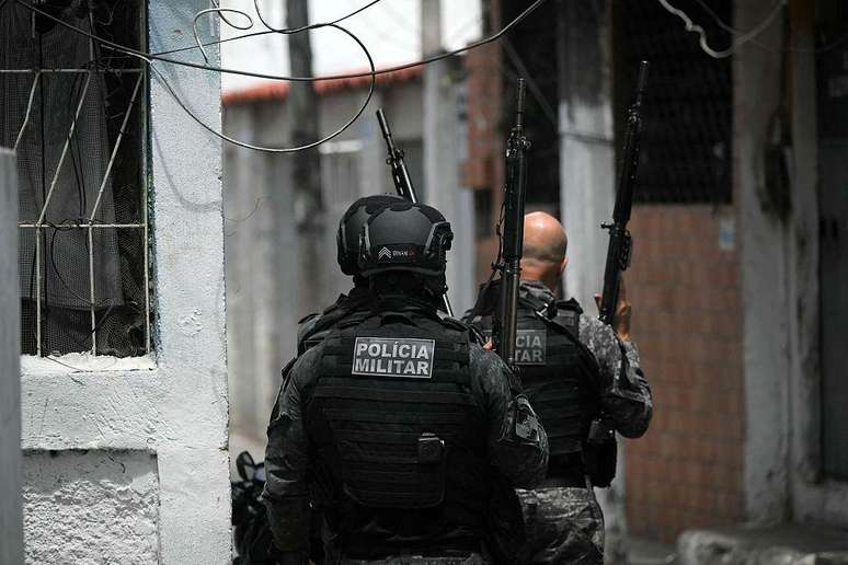 Policiais militares patrulham durante a Opera&ccedil;&atilde;o Conten&ccedil;&atilde;o na favela da Vila Cruzeiro, no complexo da Penha, no Rio de Janeiro