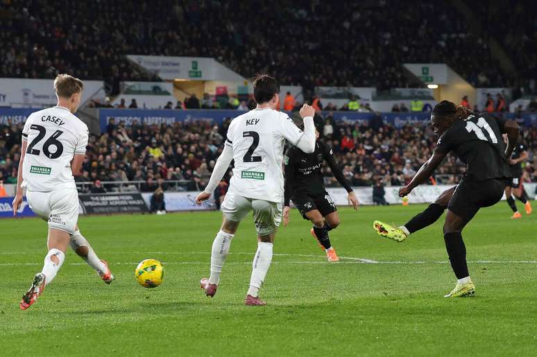 Manchester City vence o Swansea e avan&ccedil;a na Copa da Liga Inglesa &ndash;