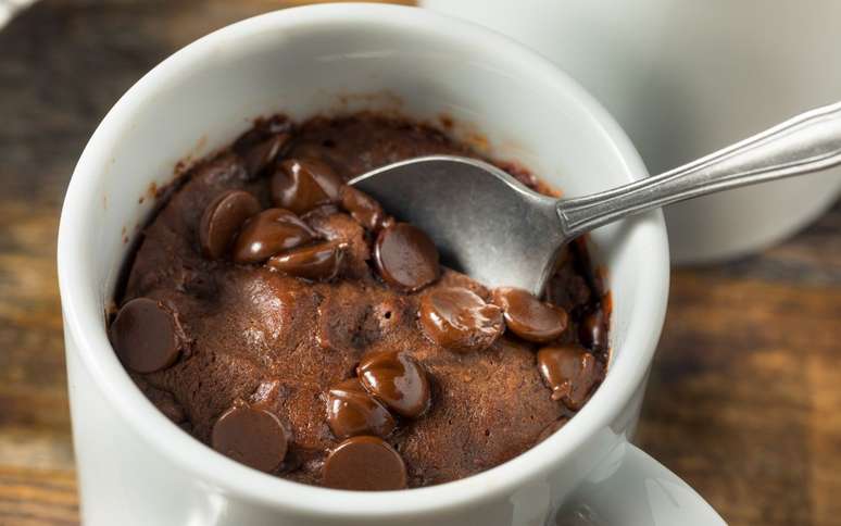 Em apenas 30 segundos no micro-ondas, você terá um brownie de cacau que lembra um abraço quentinho. /