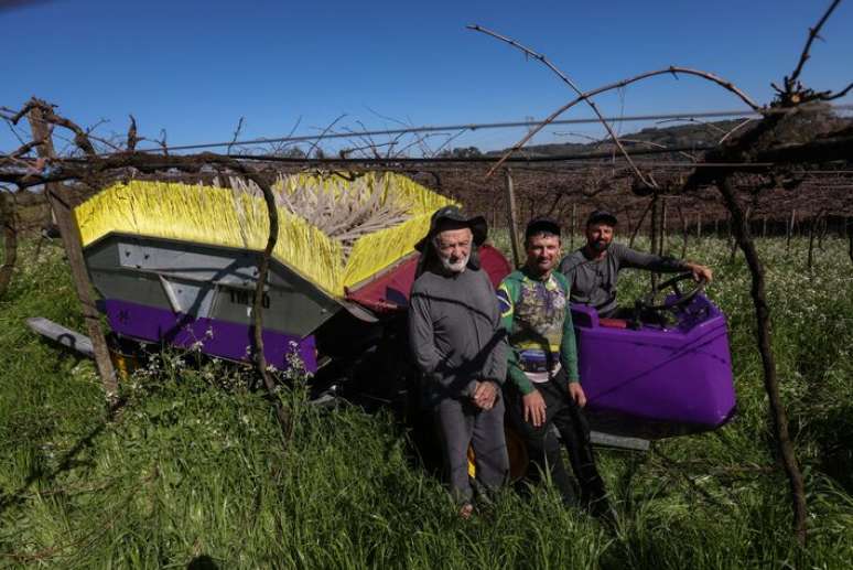 Miguel e Tiago Battistin, com o pai, criaram colheitadeira de uvas