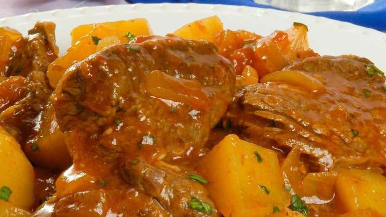 Pan-fried steak: a succulent recipe with potatoes Pan-fried steak: a succulent recipe with potatoes