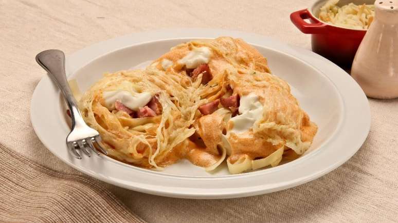 Macarr&atilde;o de forno recheado com lingui&ccedil;a &ndash; Foto: Alfredo Franco