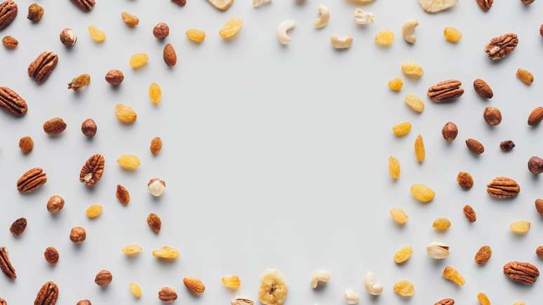 Escolher vers&otilde;es sem adi&ccedil;&atilde;o de a&ccedil;&uacute;car e armazen&aacute;-las corretamente garante melhor aproveitamento nutricional, tornando as frutas secas parte equilibrada de uma dieta saud&aacute;vel &ndash; depositphotos.com / VadimVasenin