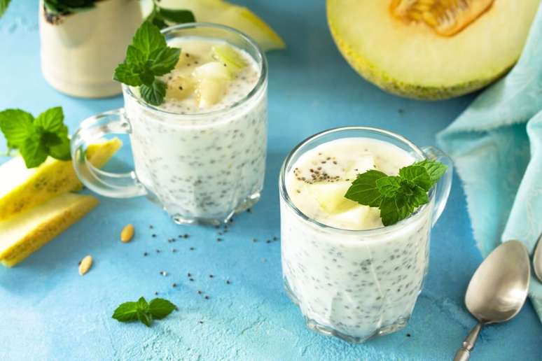 Melon and pear smoothie with chia and mint Melon and pear smoothie with chia and mint