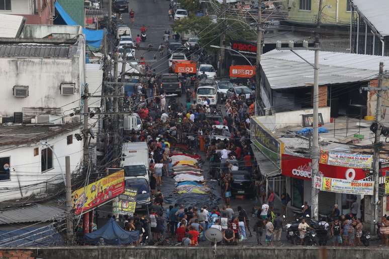 Moradores levaram pelo menos 55 corpos para a Praça São Lucas