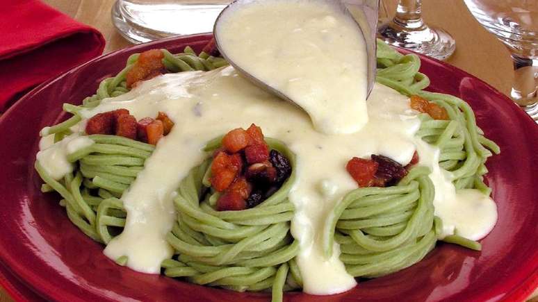 Macarr&atilde;o de forno recheado com bacon e molho de queijo &ndash; Foto: Stela Handa