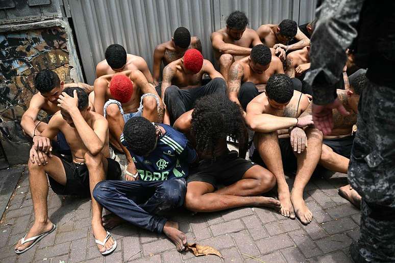 Mais de 100 fuzis apreendidos e 81 pessoas foram presas na opera&ccedil;&atilde;o desta semana