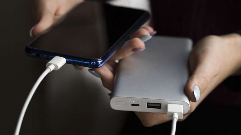 Passageiros devem sempre verificar o estado visual do power bank antes do embarque, atentos a sinais como incha&ccedil;o, vazamentos ou danos na carca&ccedil;a &ndash; depositphotos.com / Yuriosav