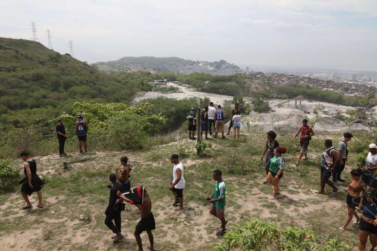 Familiares de desaparecidos iniciaram as buscas na Serra da Misericórdia, que divide o Complexo da Penha e o do Alemão