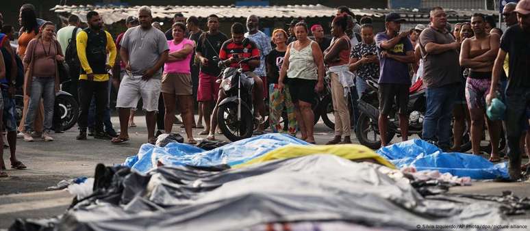 Corpos de vítimas foram levados para uma praça no Complexo da Penha, no Rio