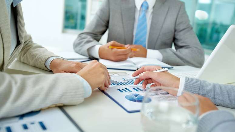 Entre as atribuições desse profissional, destaca-se a busca por alternativas que reduzam a emissão de poluentes, a seleção de fornecedores comprometidos com práticas responsáveis e a criação de soluções inovadoras para o reaproveitamento de resíduos sólidos – depositphotos.com / pressmaster