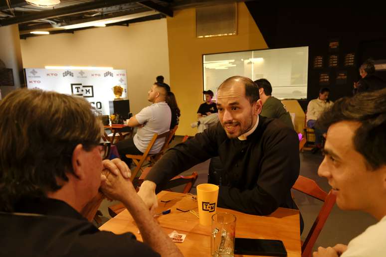 V&ocirc; Tonho e Padre Caio Melo jogam truco juntos h&aacute; 16 anos