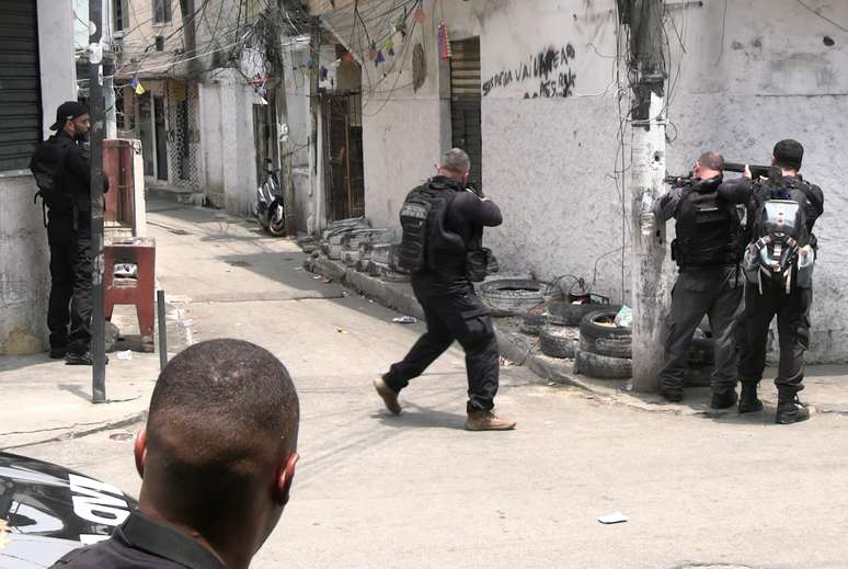 Polícia pede doação de sangue para agentes feridos em megaoperação no RJ