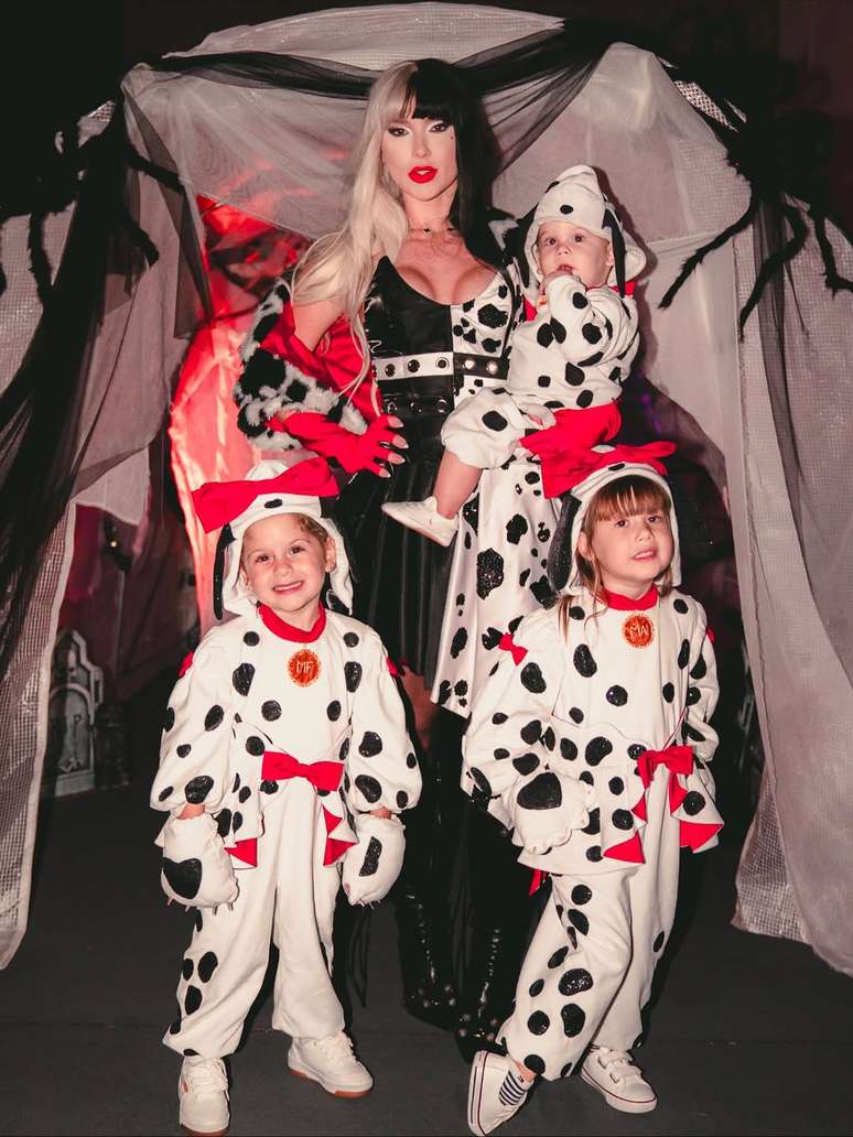 Virginia Fonseca and her children dressed up as Cruella and Dalmatian