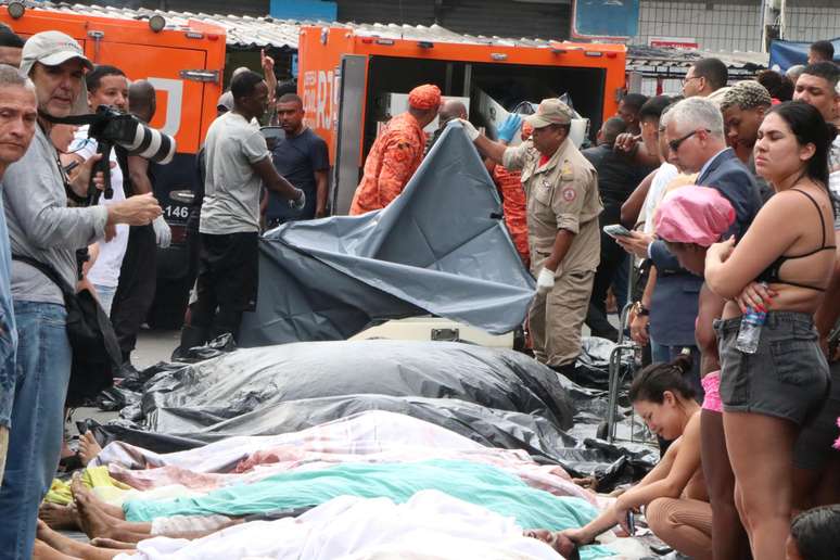 Moradores do Complexo da Penha, na zona norte do Rio de Janeiro, levam ao menos 50 corpos para a Praça São Lucas, na Estrada José Rucas, no início da manhã desta quarta-feira, 29, após a megaoperação mais letal da história do Estado. O ativista Raull Santiago, do Instituto Papo Reto, afirmou que os corpos foram encontrados em uma área de mata na Serra da Misericórdia