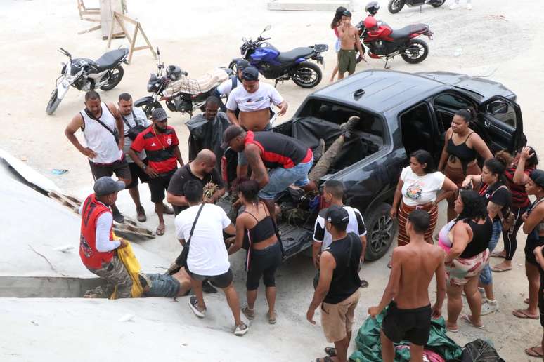 Moradores retiram corpos após massacre nos complexos do Alemão e Penha
