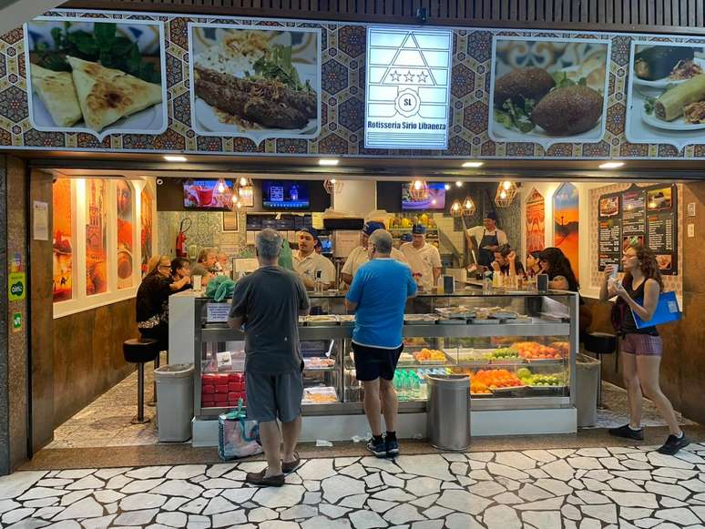 Rotisseria S&iacute;rio Libanesa, tradicional restaurante do Largo do Machado, ficou vazia na noite desta ter&ccedil;a-feira
