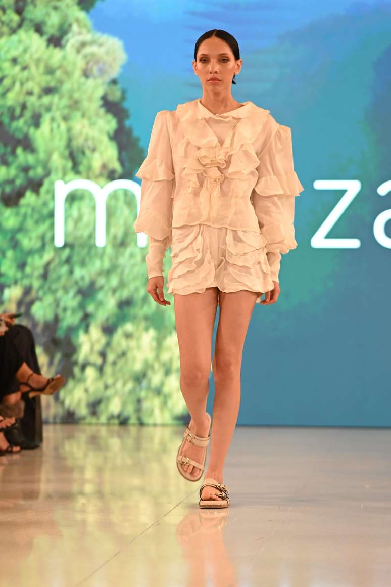 Desfile da grife Manzan 