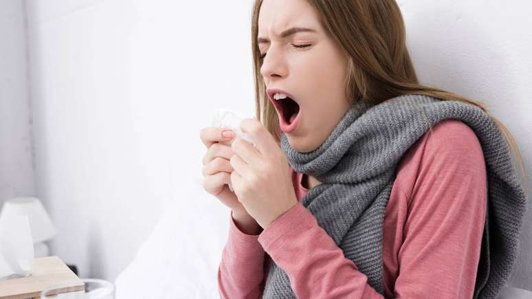 O simples ato de cobrir o nariz e a boca com o antebra&ccedil;o ou um len&ccedil;o descart&aacute;vel ao espirrar diminui significativamente a dispers&atilde;o de part&iacute;culas &ndash; depositphotos.com / AndrewLozovyi