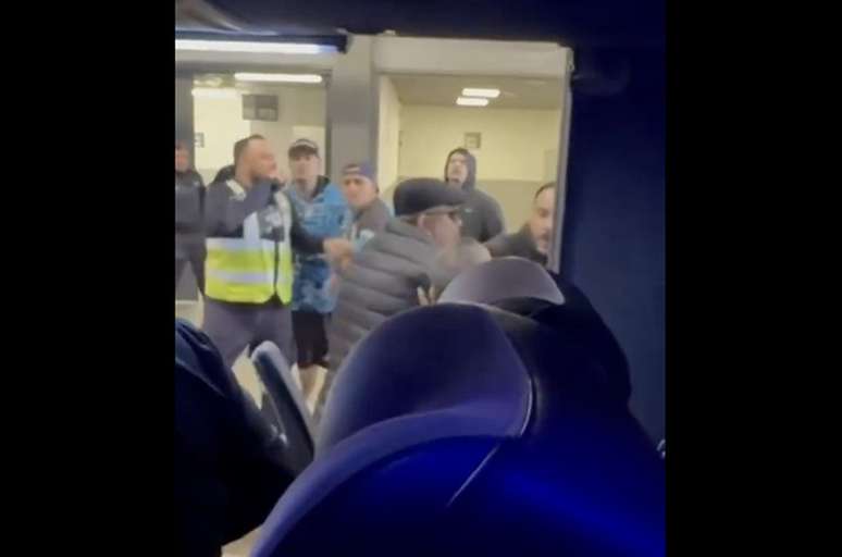 Registros de emboscada ao &ocirc;nibus do Gr&ecirc;mio no Aeroporto Internacional Salgado Filho &ndash;