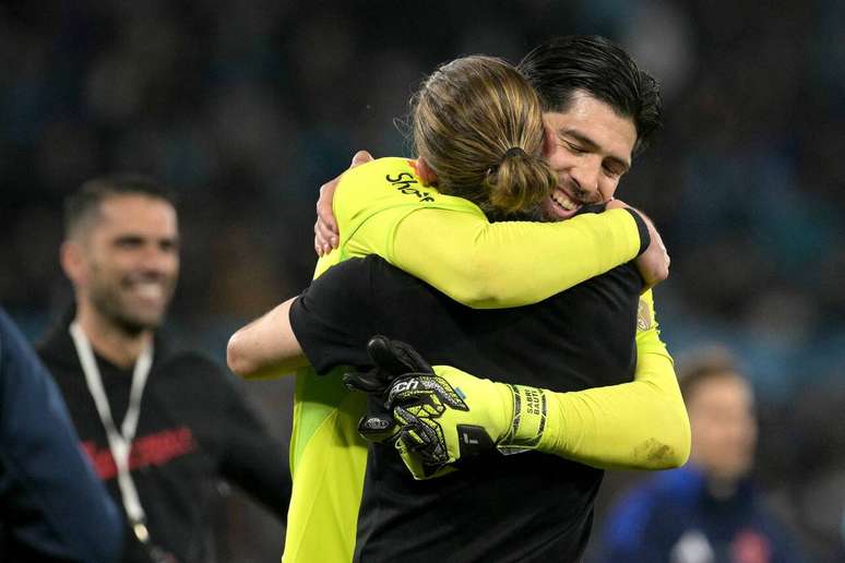Rossi receives a hug from Filipe Luís after the great performance that allowed the team to reach the LIbertadores final.