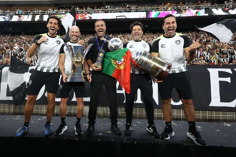 Artur Jorge e sua comiss&atilde;o t&eacute;cnica comemorando os t&iacute;tulos do Botafogo 