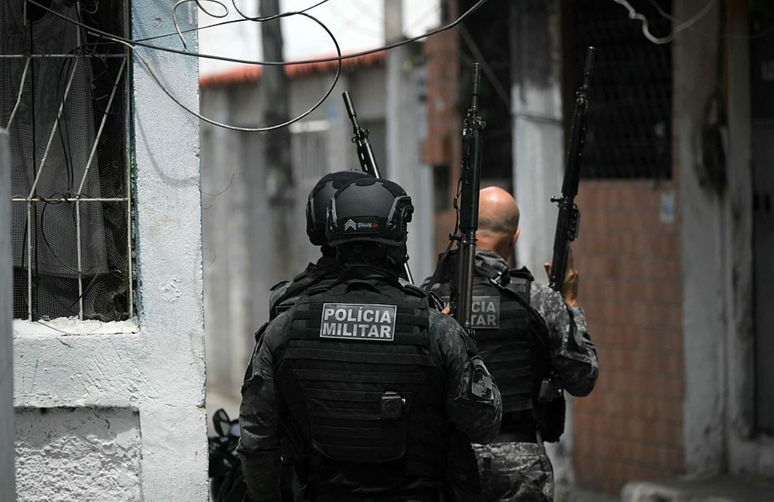 Policiais militares patrulham durante a Operação Contenção na favela da Vila Cruzeiro, no complexo da Penha, no Rio de Janeiro Policiais militares patrulham durante a Operação Contenção na favela da Vila Cruzeiro, no complexo da Penha, no Rio de Janeiro