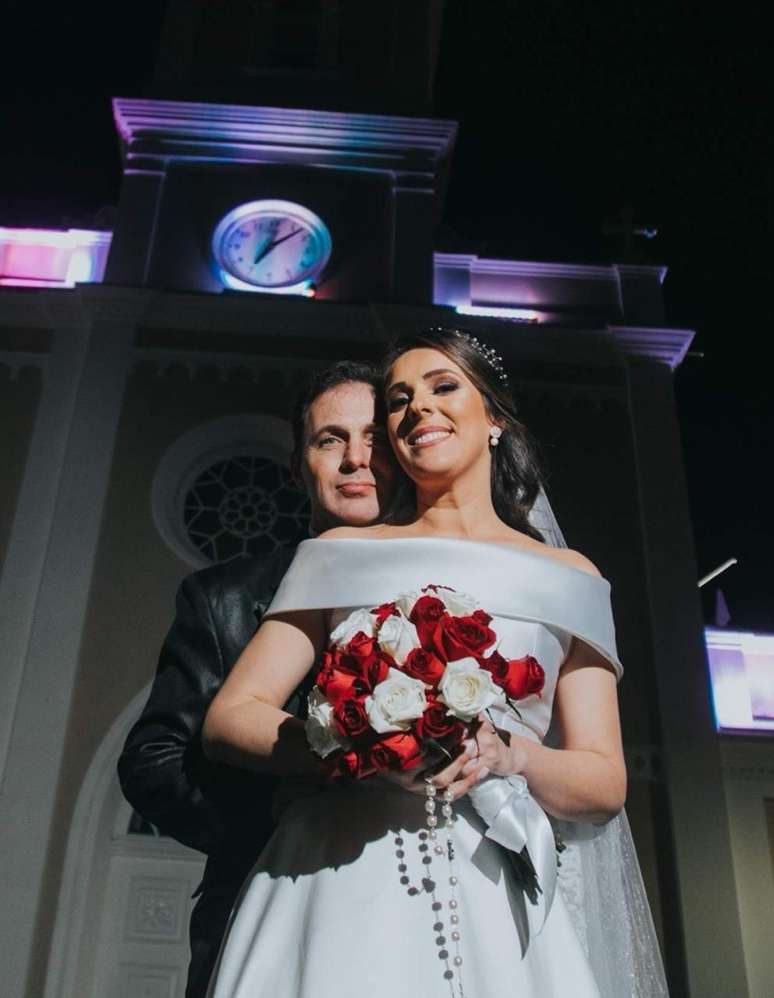 Grasiele e o esposo, com quem se casou algum tempo ap&oacute;s deixar de vez o Carmelo 