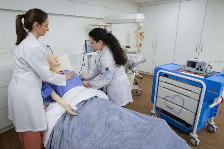 Aula de Enfermagem no Einstein; segundo Censo Escolar, gestão, ambiente e saúde têm maior procura.