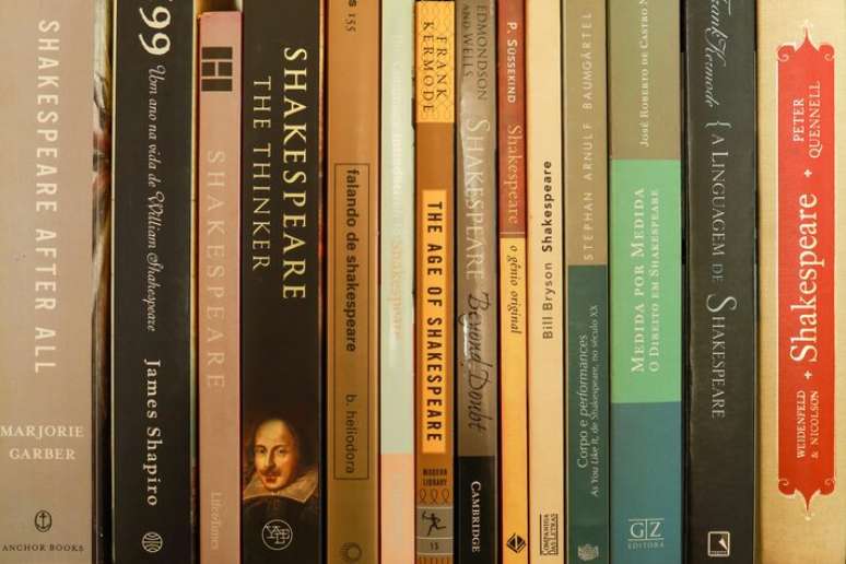 Livros de Shakespeare nas prateleiras de Jos&eacute; Roberto Castro Neves