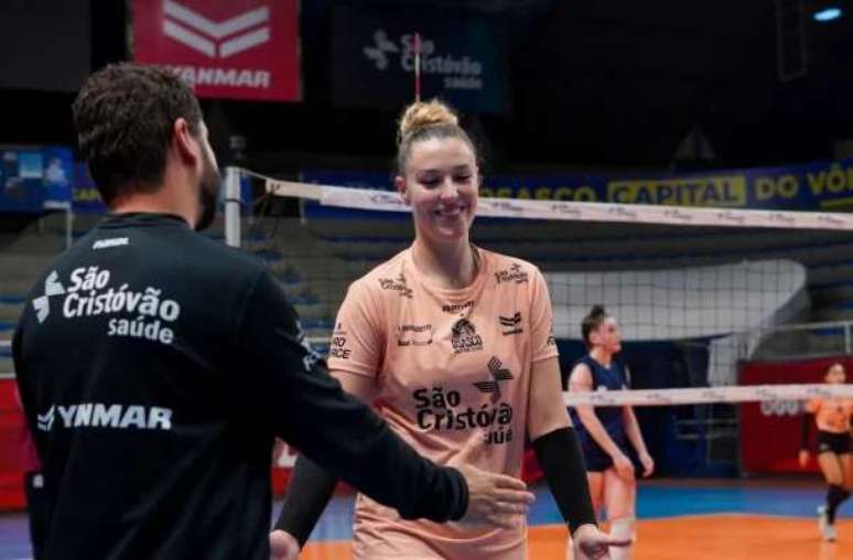 Maiara Basso celebrates the pace of the match after winning a chance against Osasco