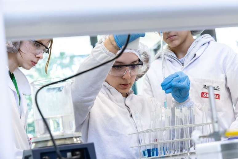 Alunos da Escola Senai de Biotecnologia em aula de análises microbiológicas; reformulação do currículo nacional impulsiona proposta.