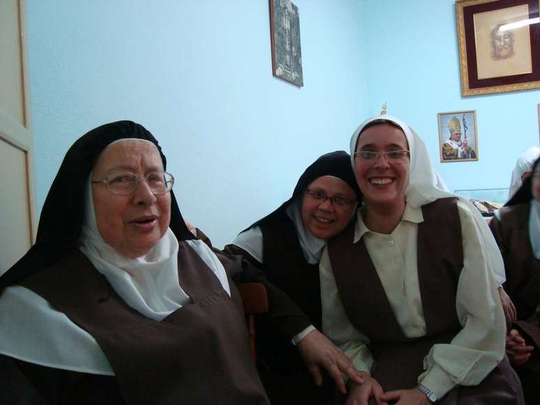 Grasiele ao lado de outras freiras que se tornaram suas amigas