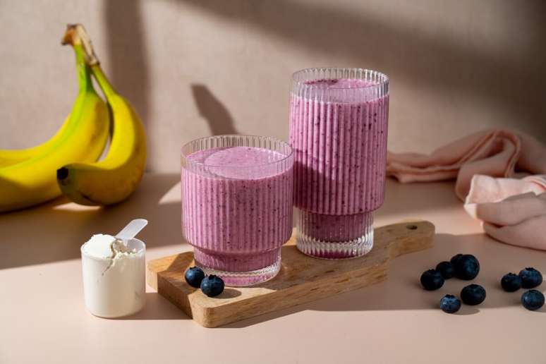 Vitamina proteica de banana e mirtilo