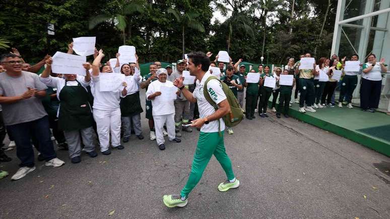 Verd&atilde;o recebeu o apoio de funcion&aacute;rios da Academia de Futebol &ndash;