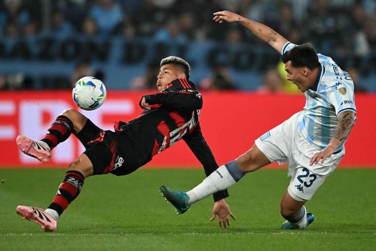 Carrascal em a&ccedil;&atilde;o no duelo com o Racing. Colombiano esbanjou ra&ccedil;a nas jogadas &ndash;