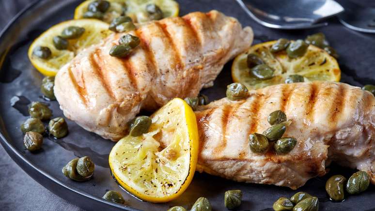 Um &oacute;timo jeito de consumir &eacute; sobre postas de peixe ou frango, grelhados ou assados &ndash; depositphotos.com / magone