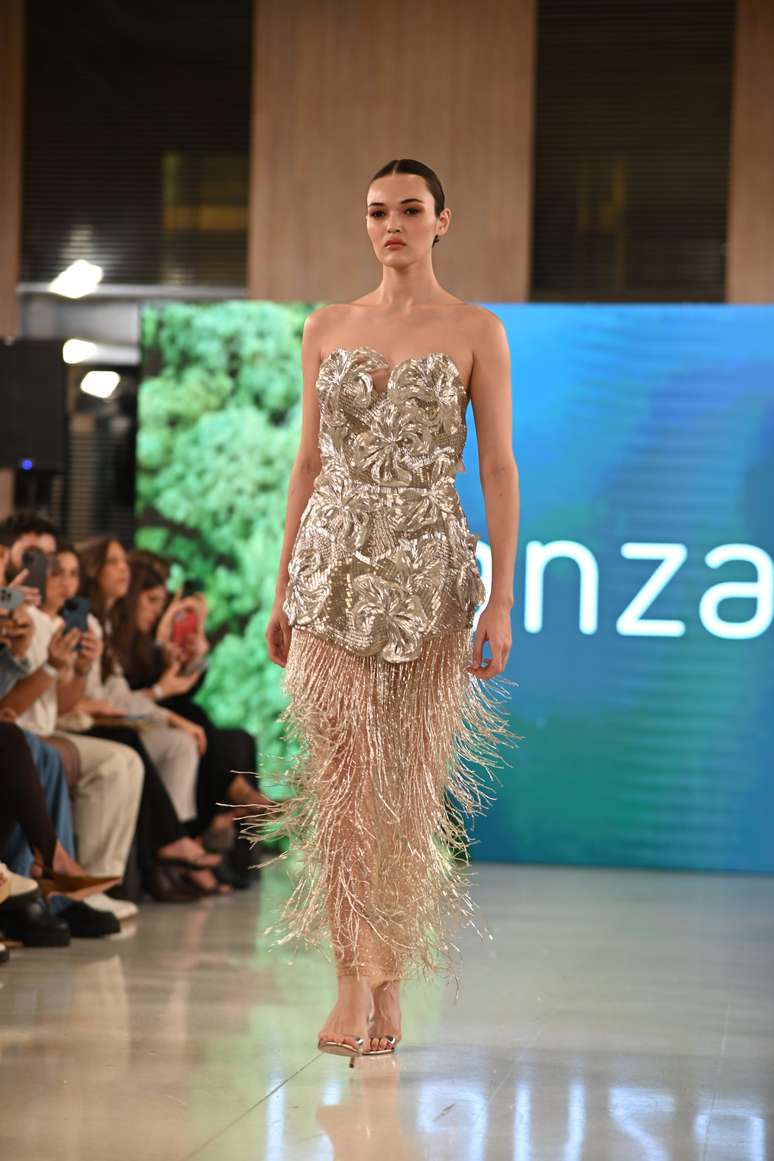 Vestido pesa 7 kg e demorou 3 meses para ficar pronto 