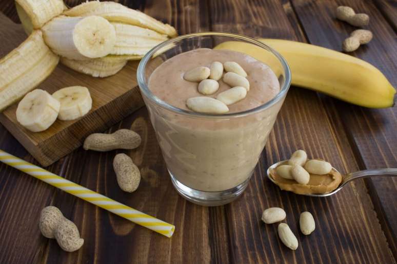 Vitamina proteica de banana com amendoim 